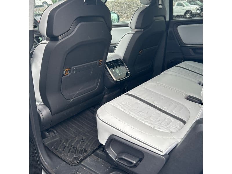 2025 Rivian R1S view 6