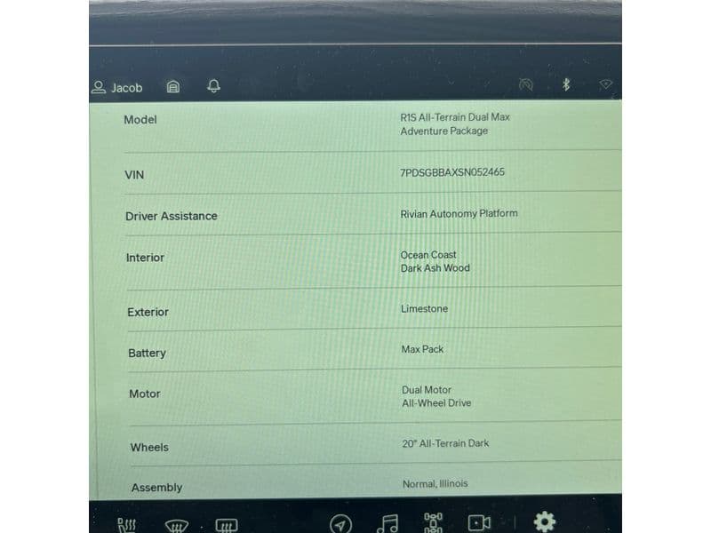 2025 Rivian R1S view 7