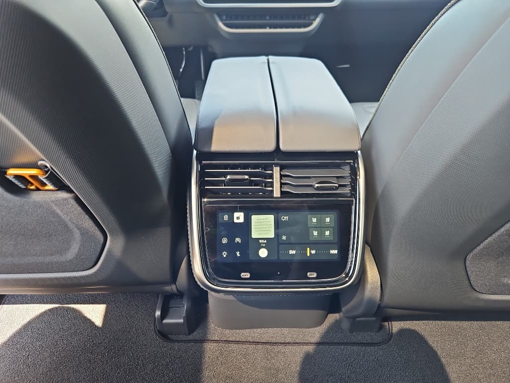 2025 Rivian R1S view 19