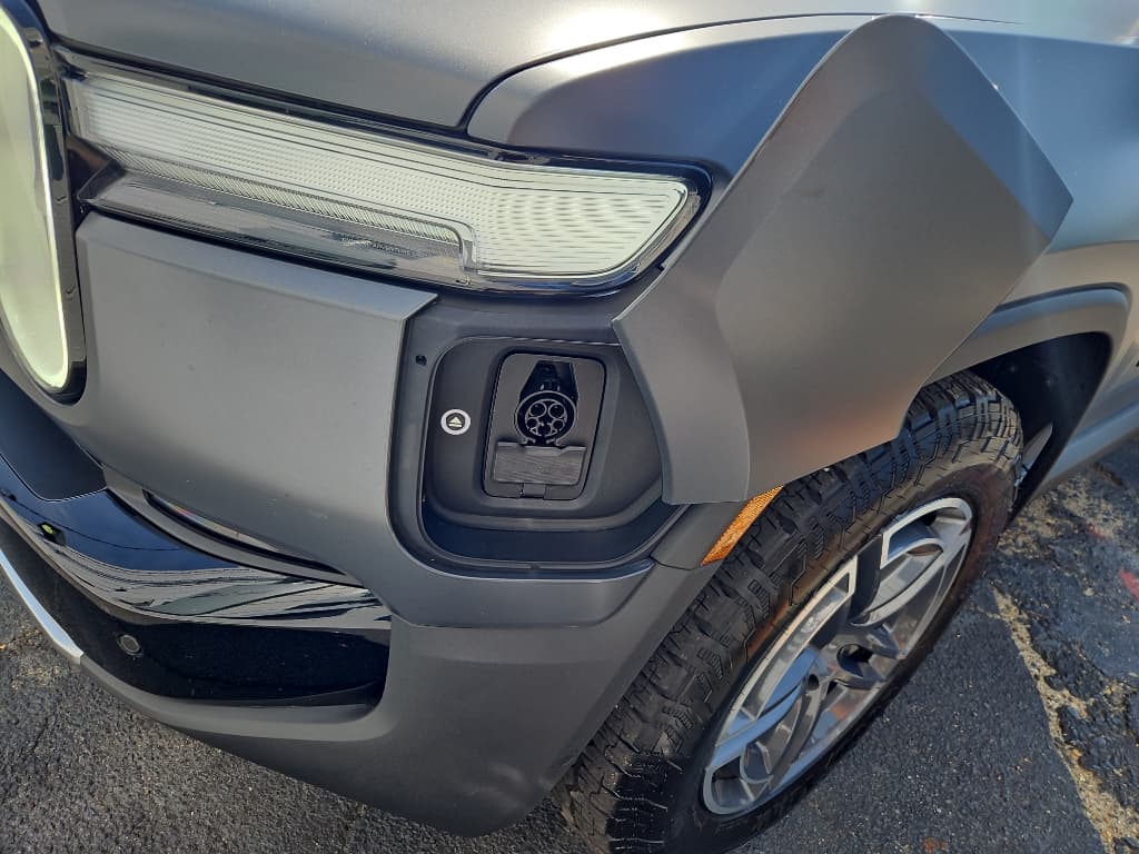 2025 Rivian R1S view 5