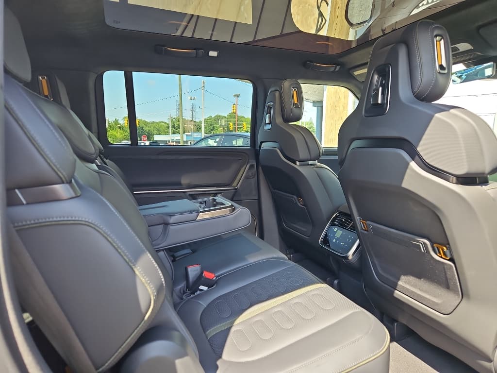 2025 Rivian R1S view 20