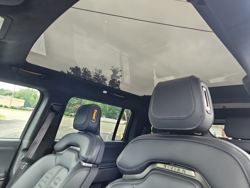 2025 Rivian R1S view 23