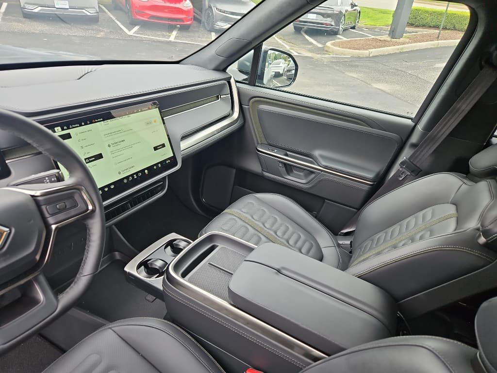 2025 Rivian R1S view 16