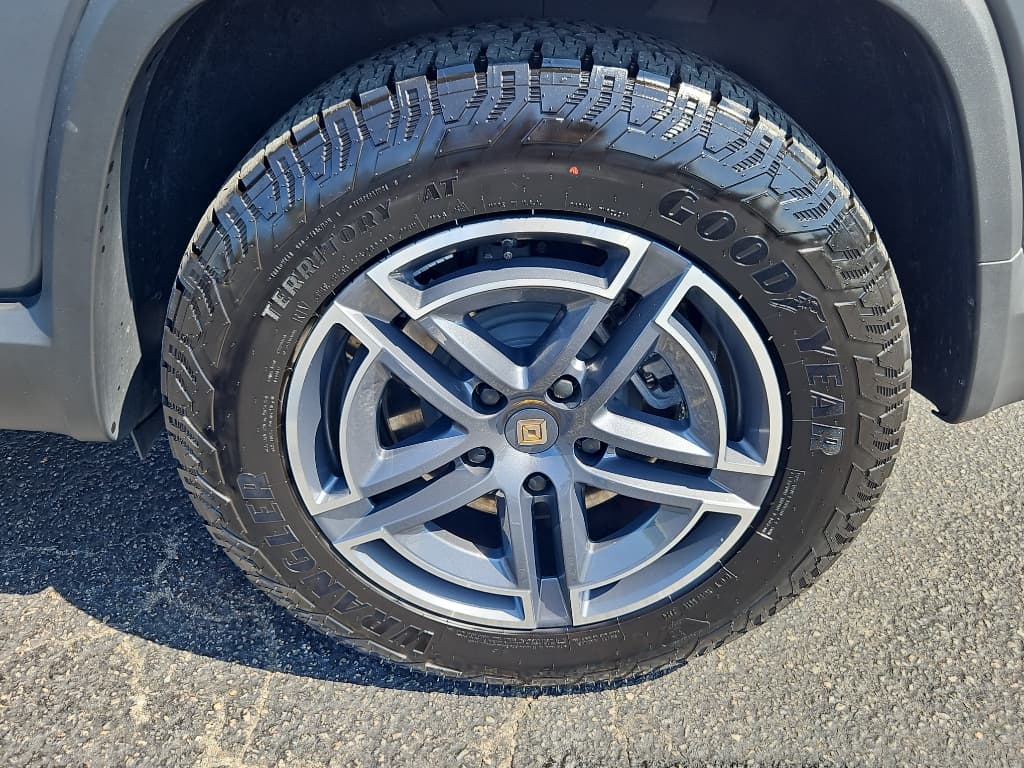 2025 Rivian R1S view 30