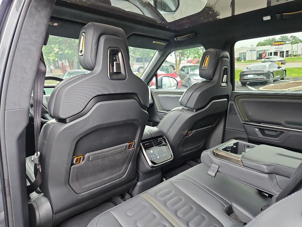 2025 Rivian R1S view 18