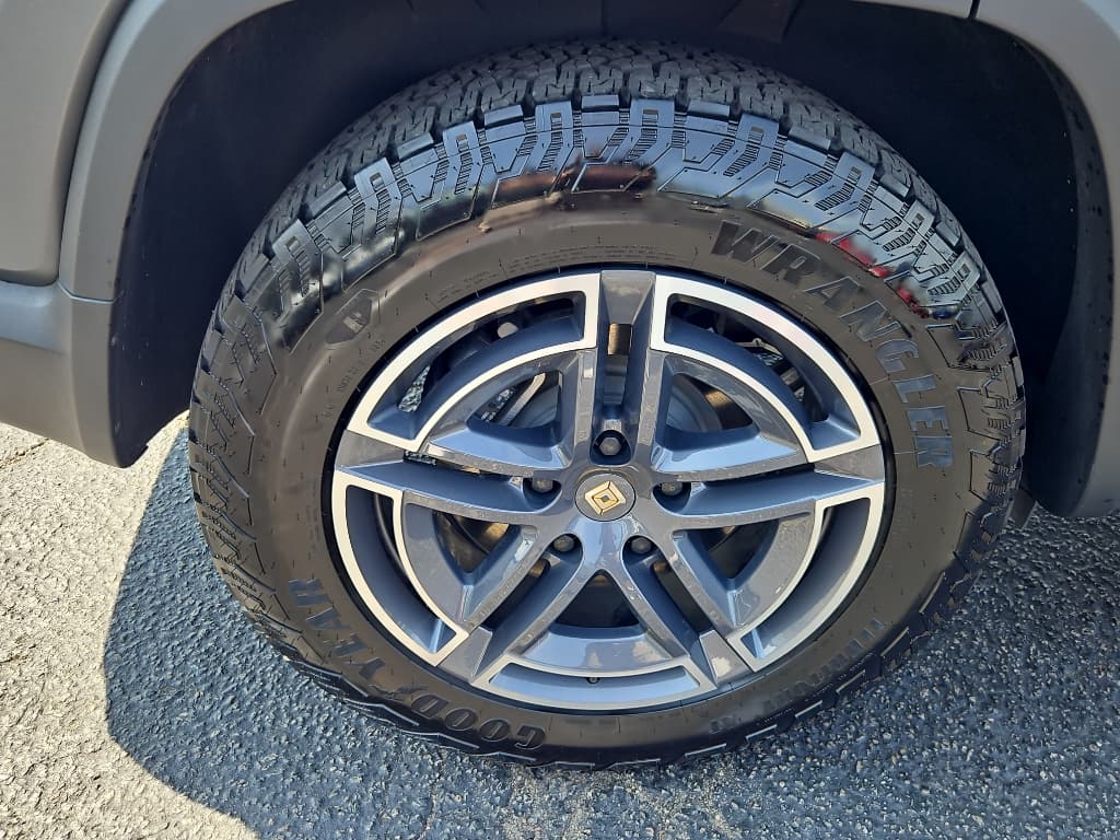 2025 Rivian R1S view 32