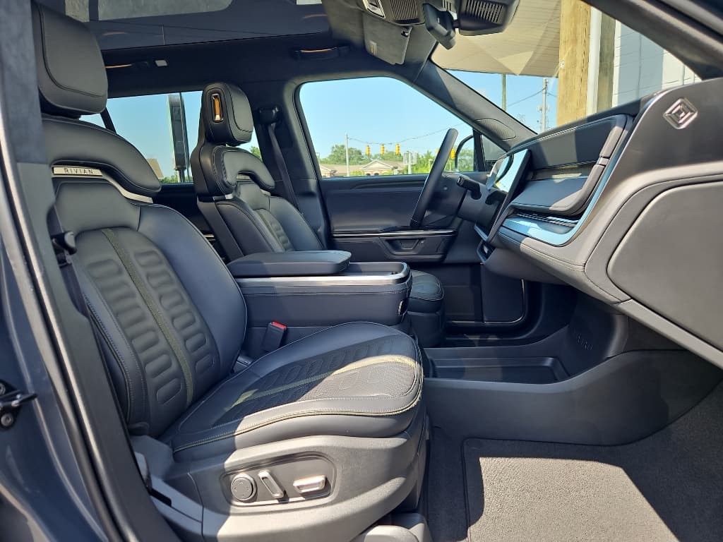 2025 Rivian R1S view 22