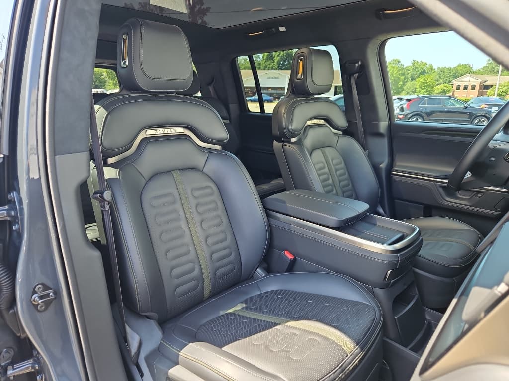 2025 Rivian R1S view 36
