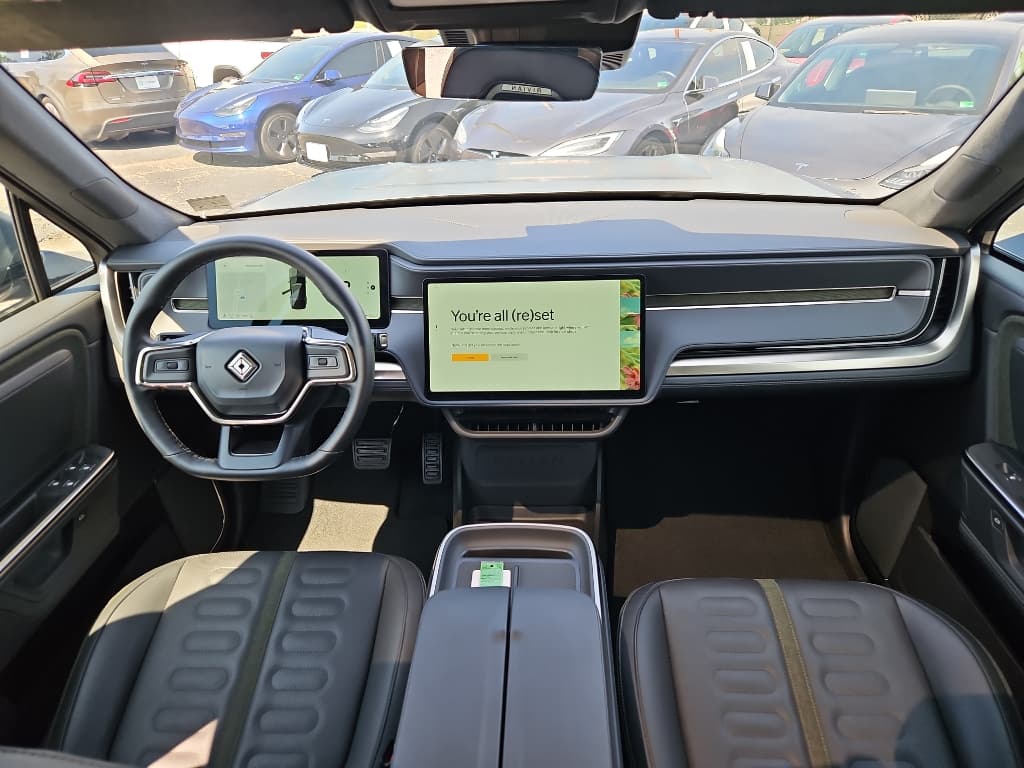 2025 Rivian R1S view 15