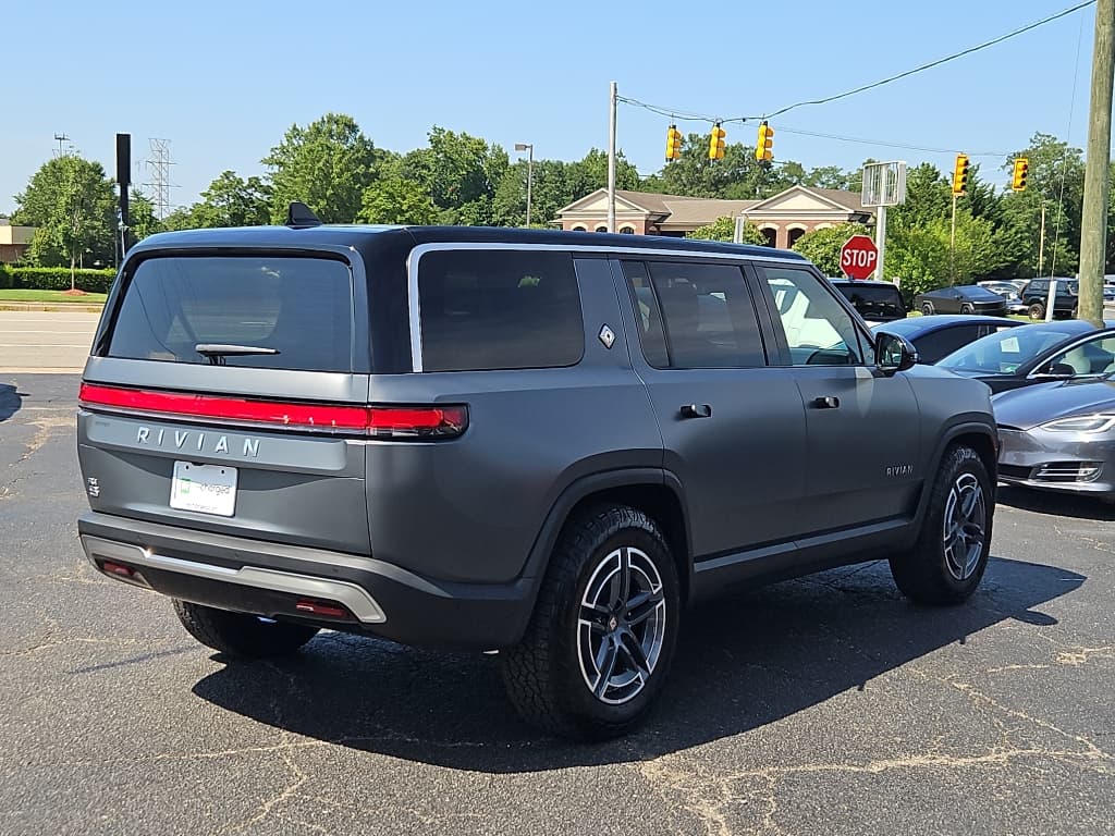 2025 Rivian R1S view 3