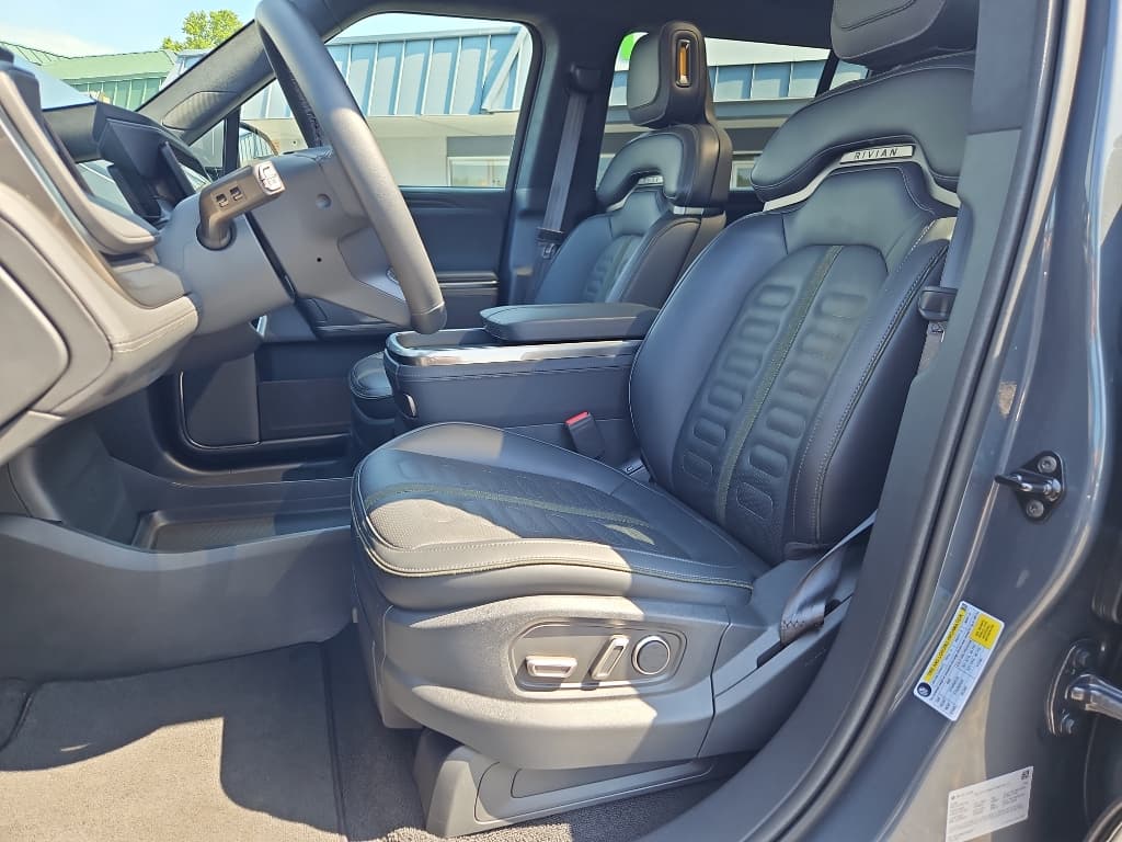 2025 Rivian R1S view 7