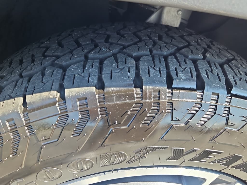 2025 Rivian R1S view 29