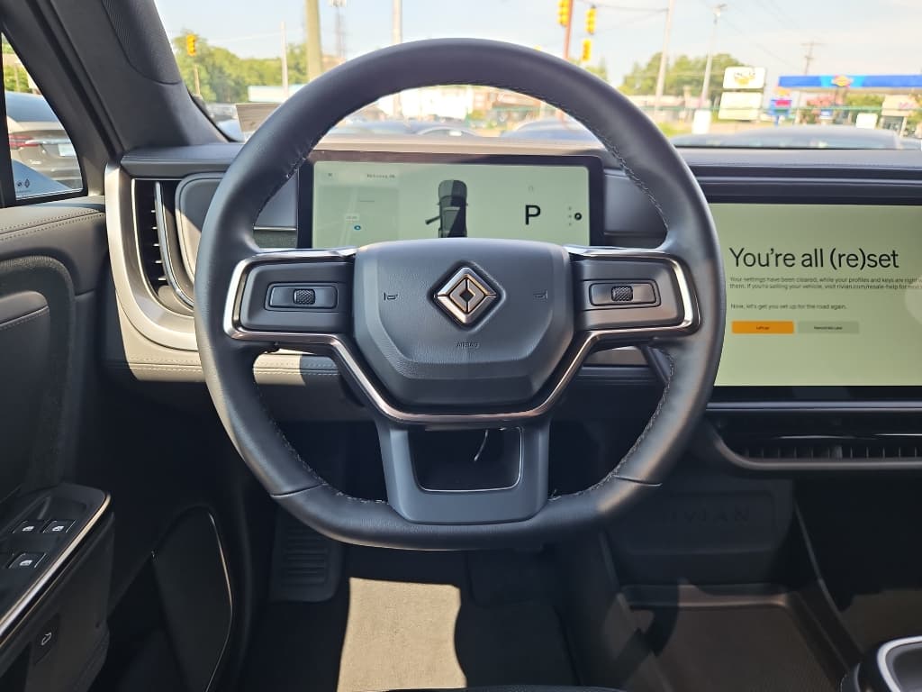 2025 Rivian R1S view 8
