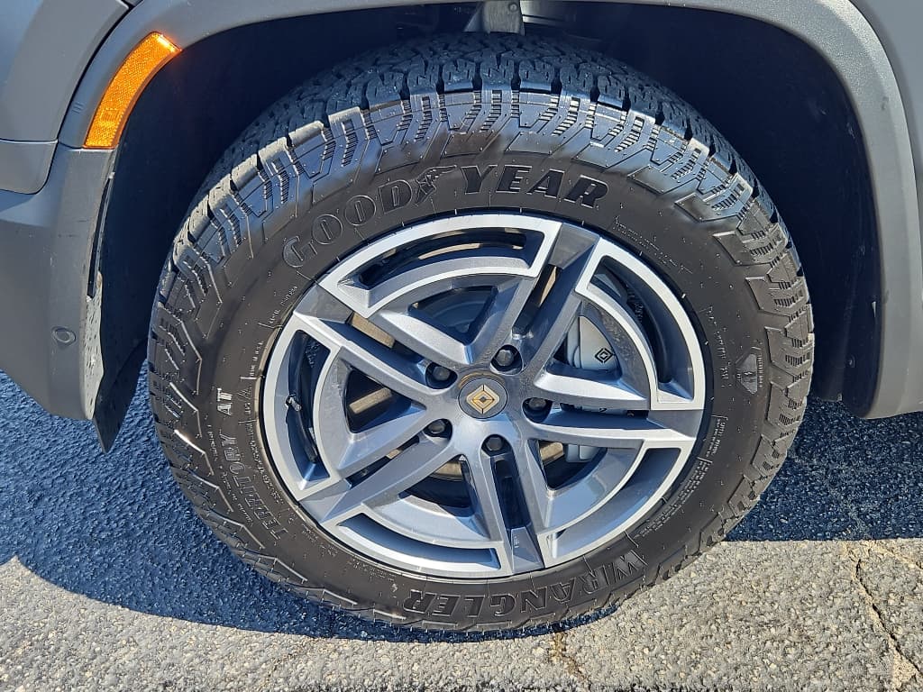 2025 Rivian R1S view 28