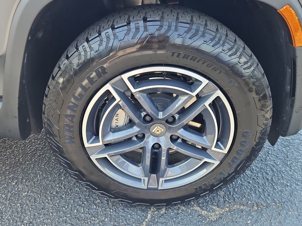 2025 Rivian R1S view 34