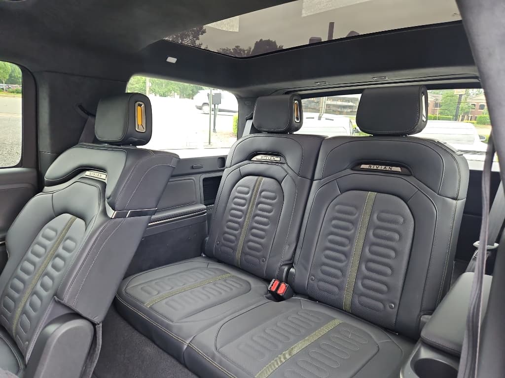 2025 Rivian R1S view 21