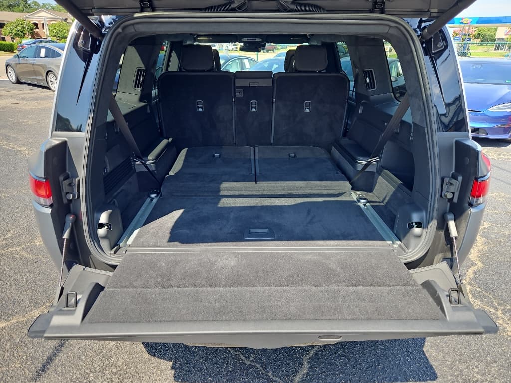 2025 Rivian R1S view 25