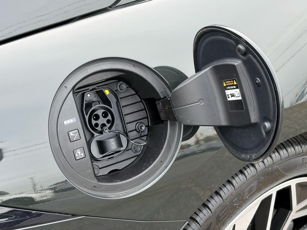 2023 Hyundai IONIQ 6 view 5