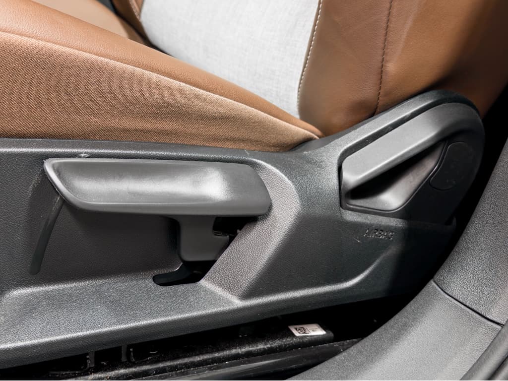 2023 Volkswagen ID.4 view 6
