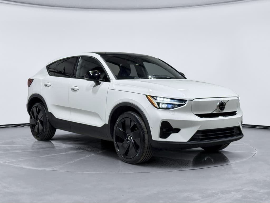 2023 Volvo C40 Recharge view 4