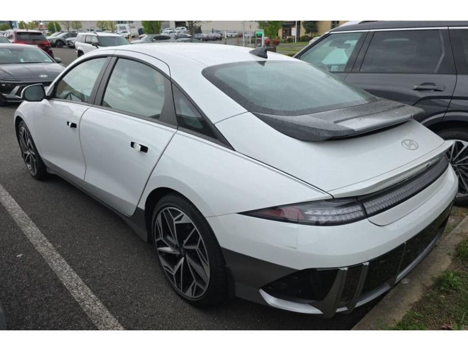 2024 Hyundai IONIQ 6 view 3