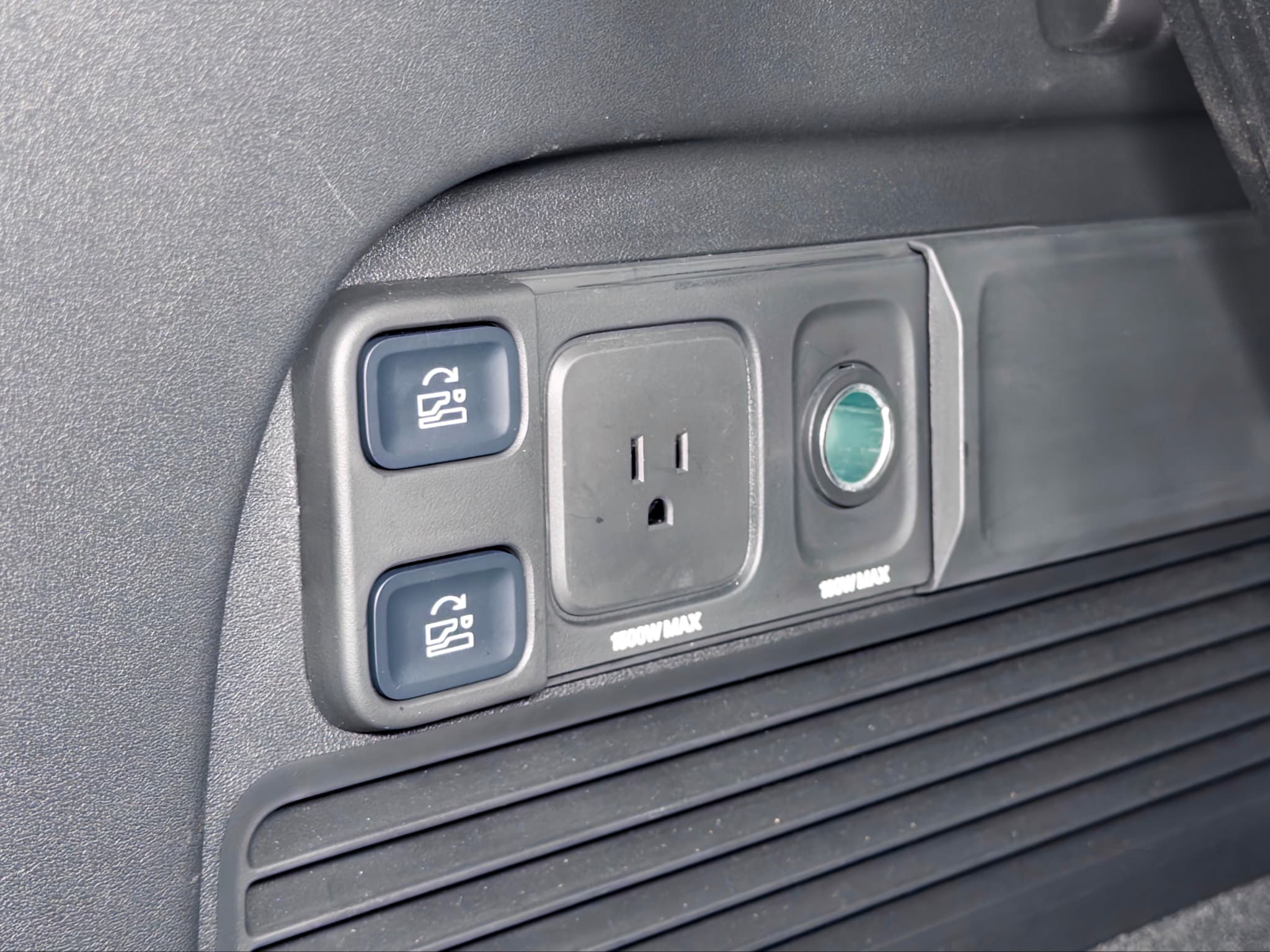 2025 Rivian R1S view 29