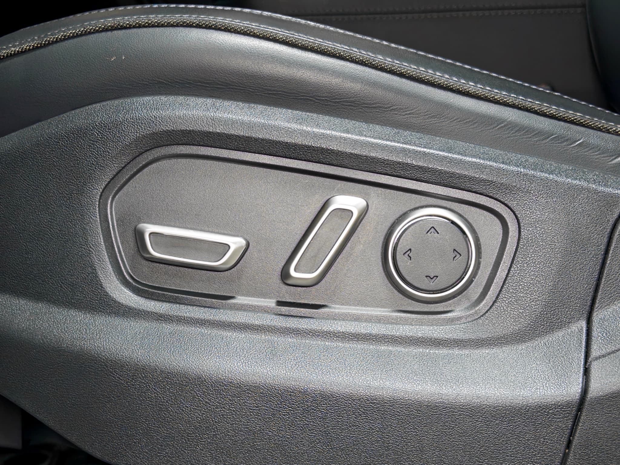 2025 Rivian R1S view 7