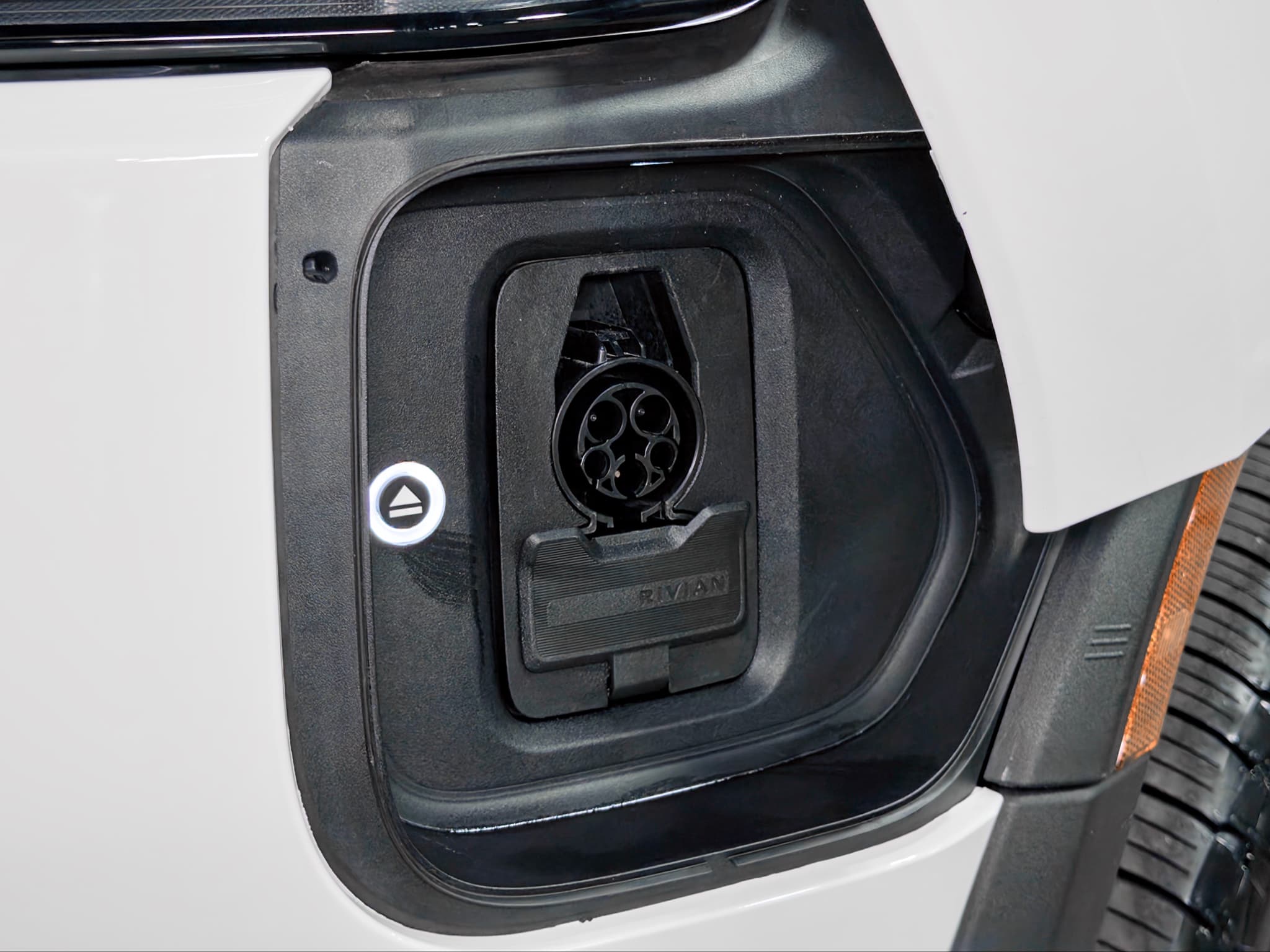 2025 Rivian R1S view 5