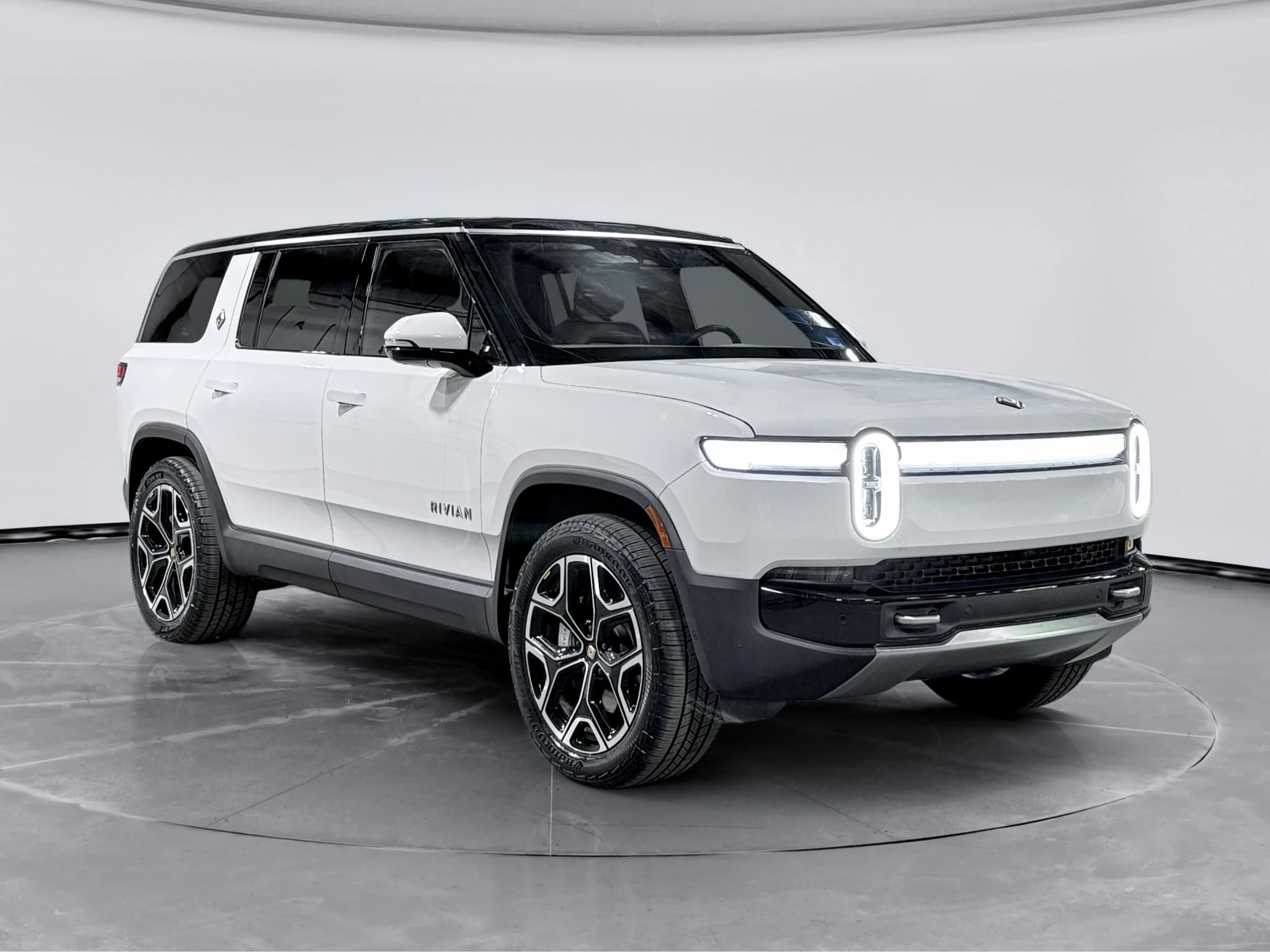 2025 Rivian R1S view 4