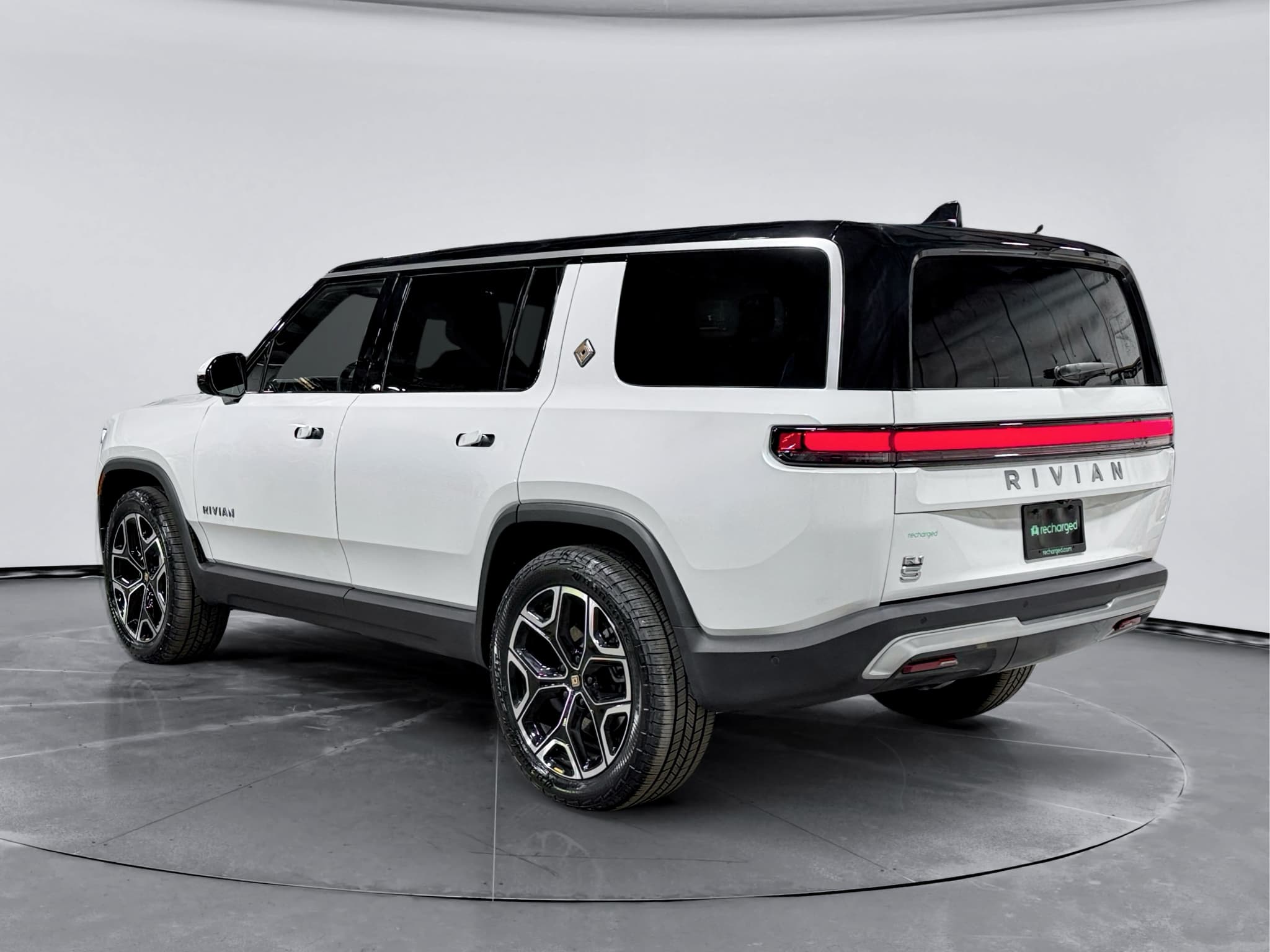 2025 Rivian R1S view 2