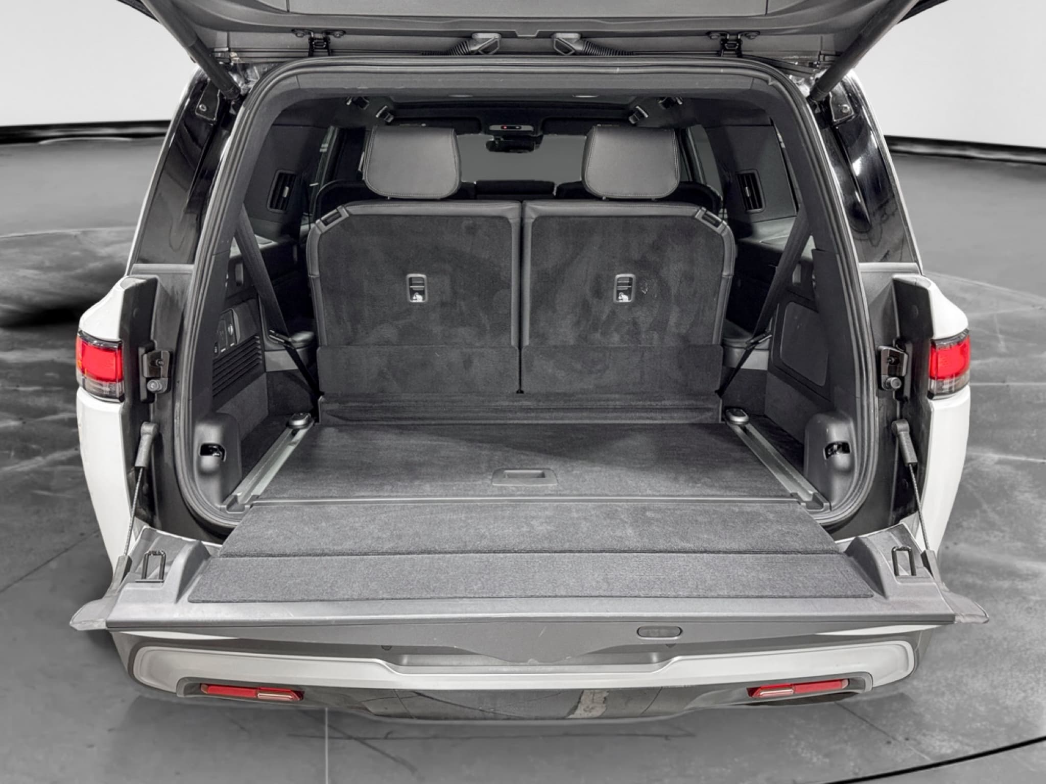 2025 Rivian R1S view 27