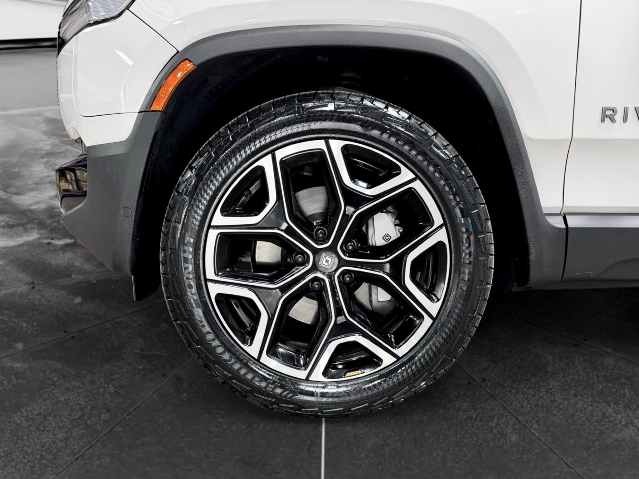 2025 Rivian R1S view 32