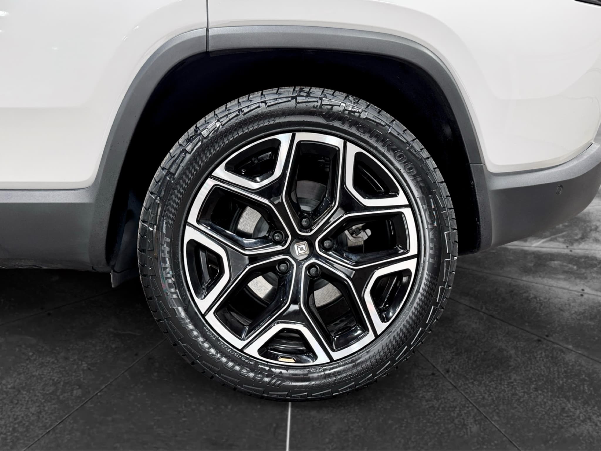 2025 Rivian R1S view 34