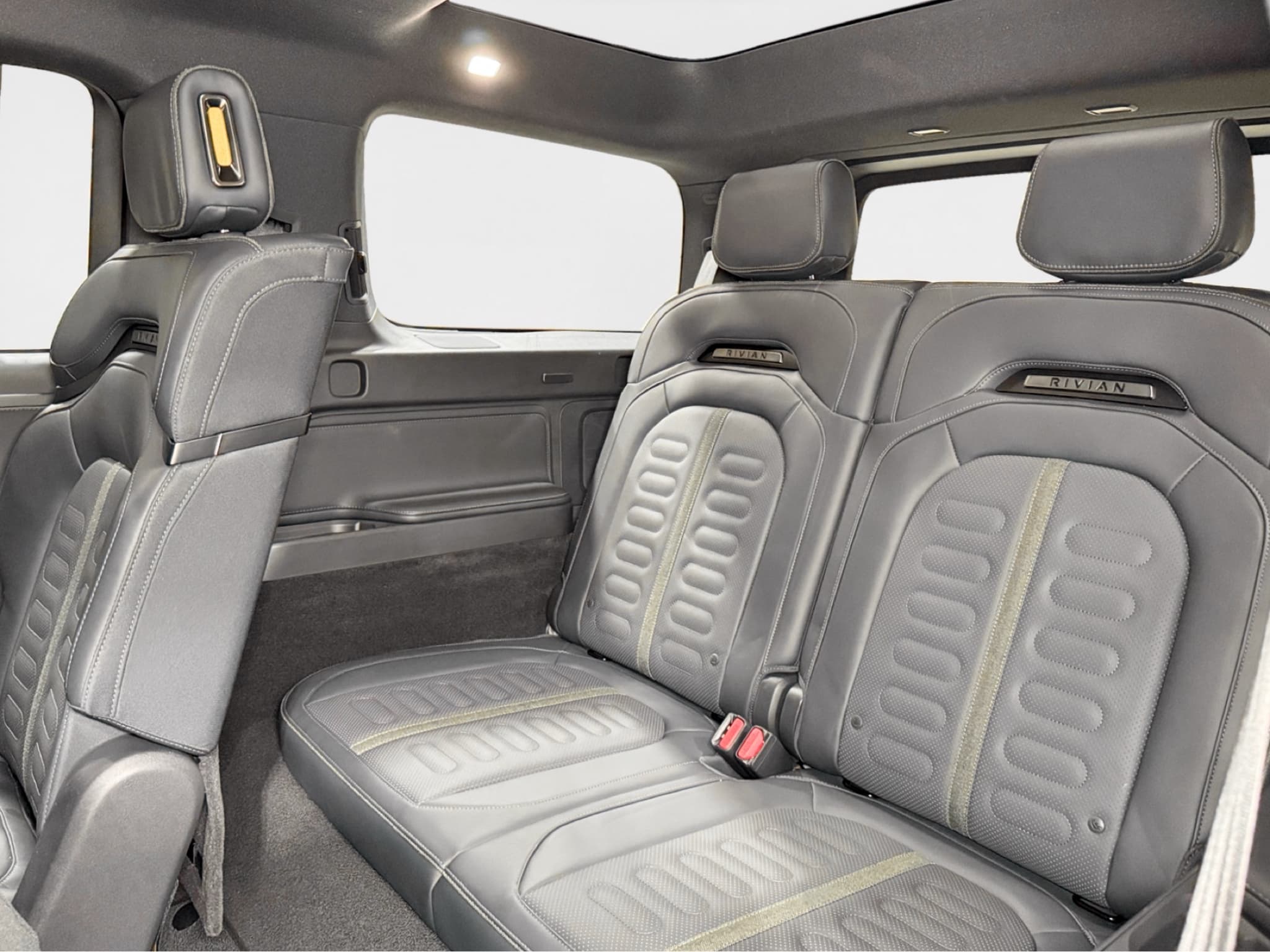 2025 Rivian R1S view 23