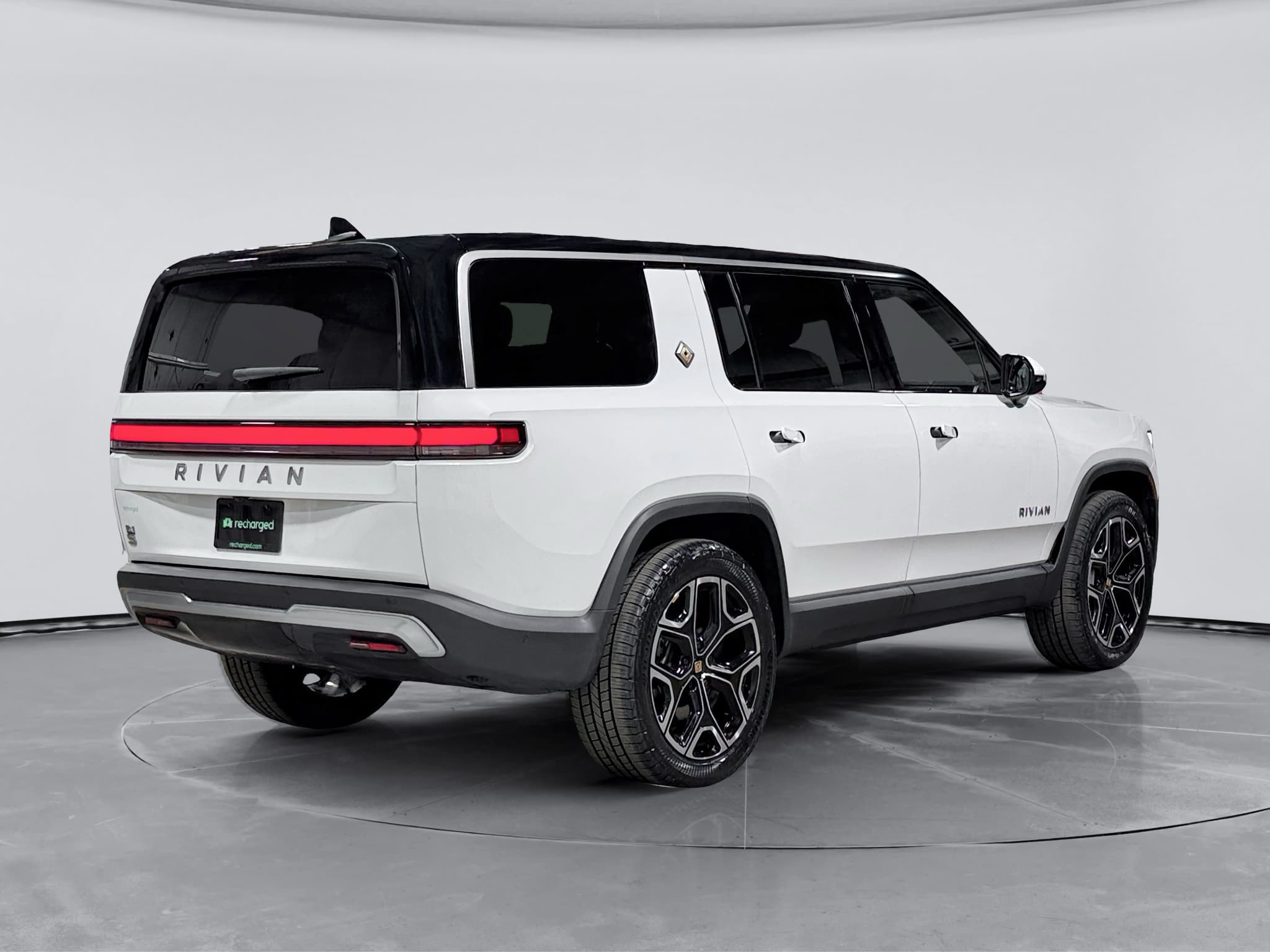 2025 Rivian R1S view 3