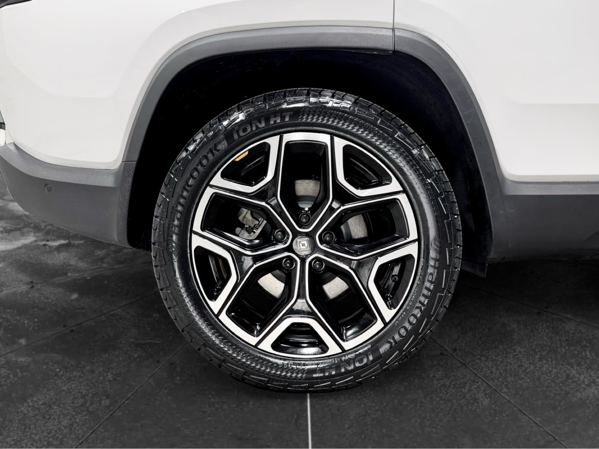 2025 Rivian R1S view 36