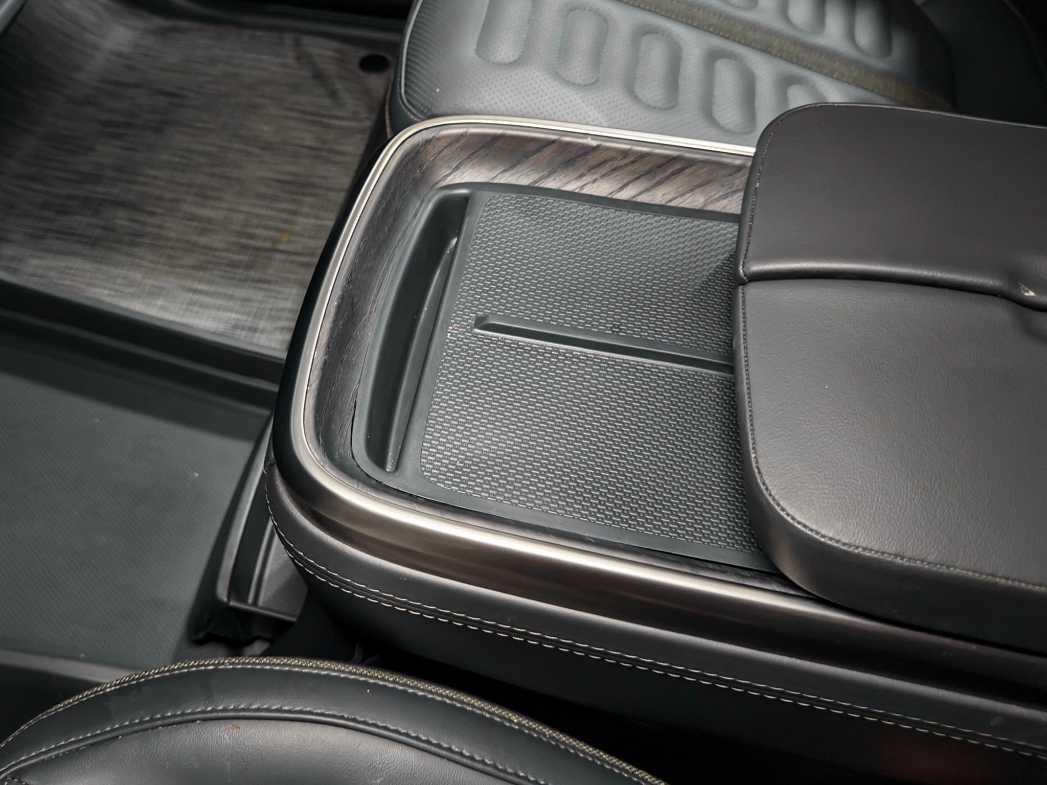2025 Rivian R1S view 20