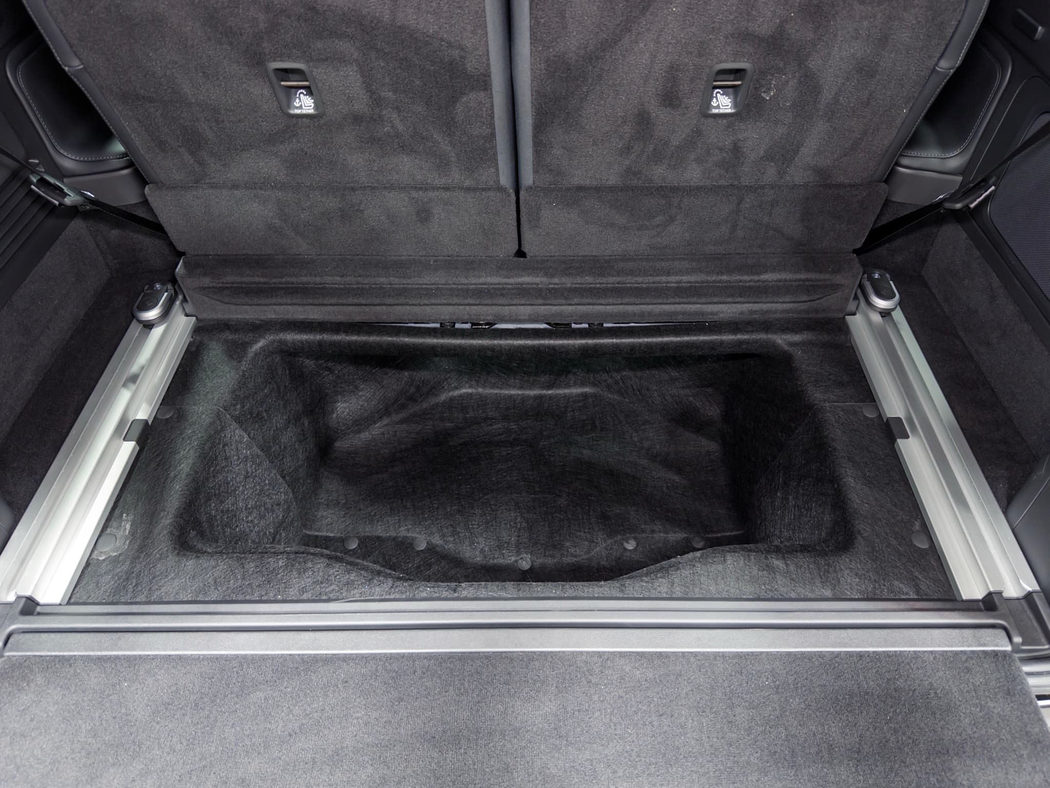 2025 Rivian R1S view 28