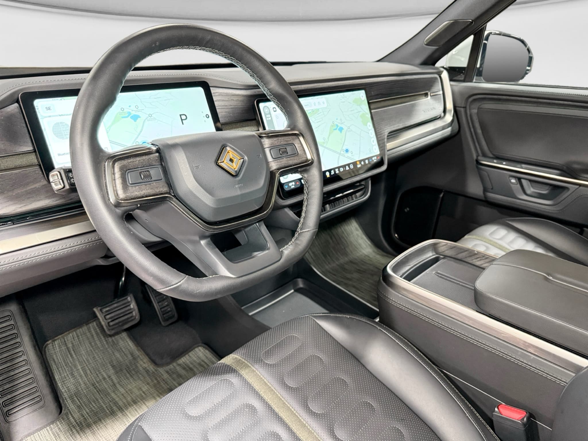2025 Rivian R1S view 19