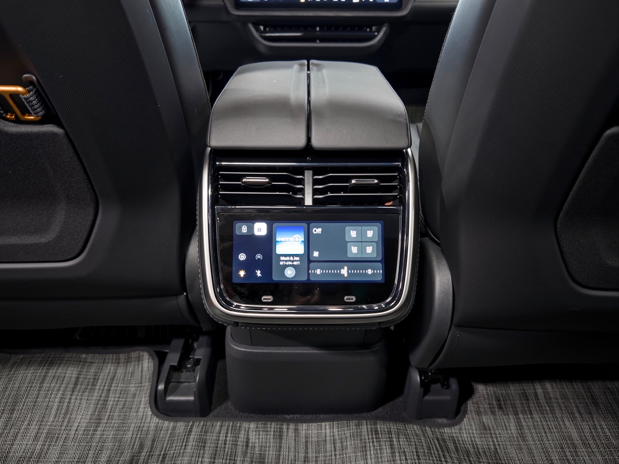 2025 Rivian R1S view 21