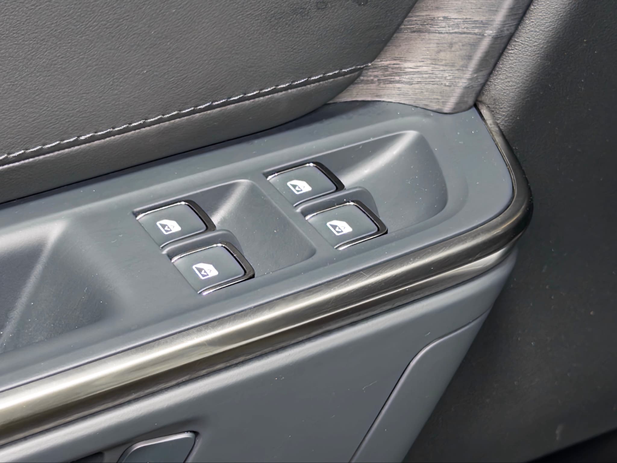 2025 Rivian R1S view 8