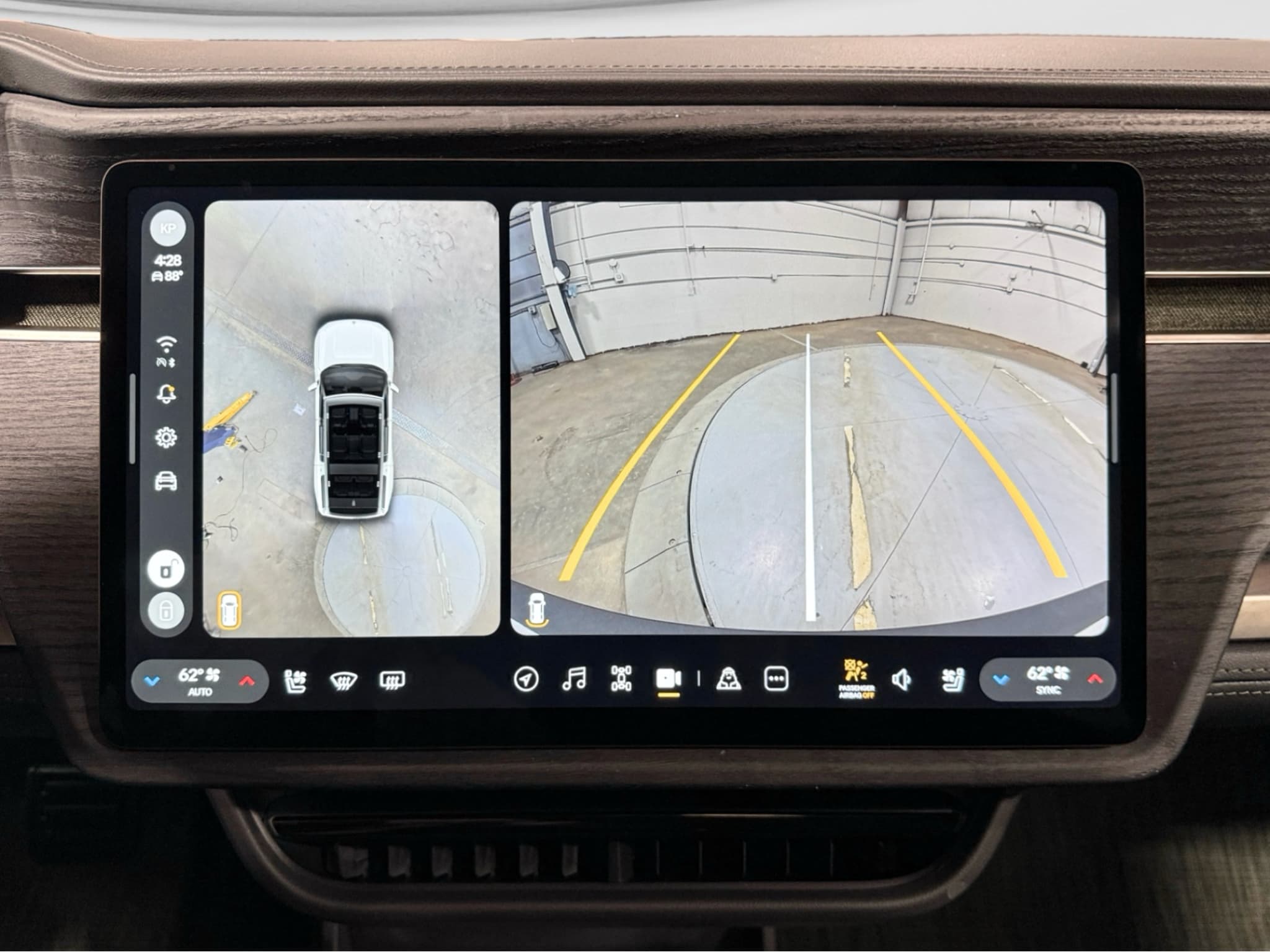 2025 Rivian R1S view 16