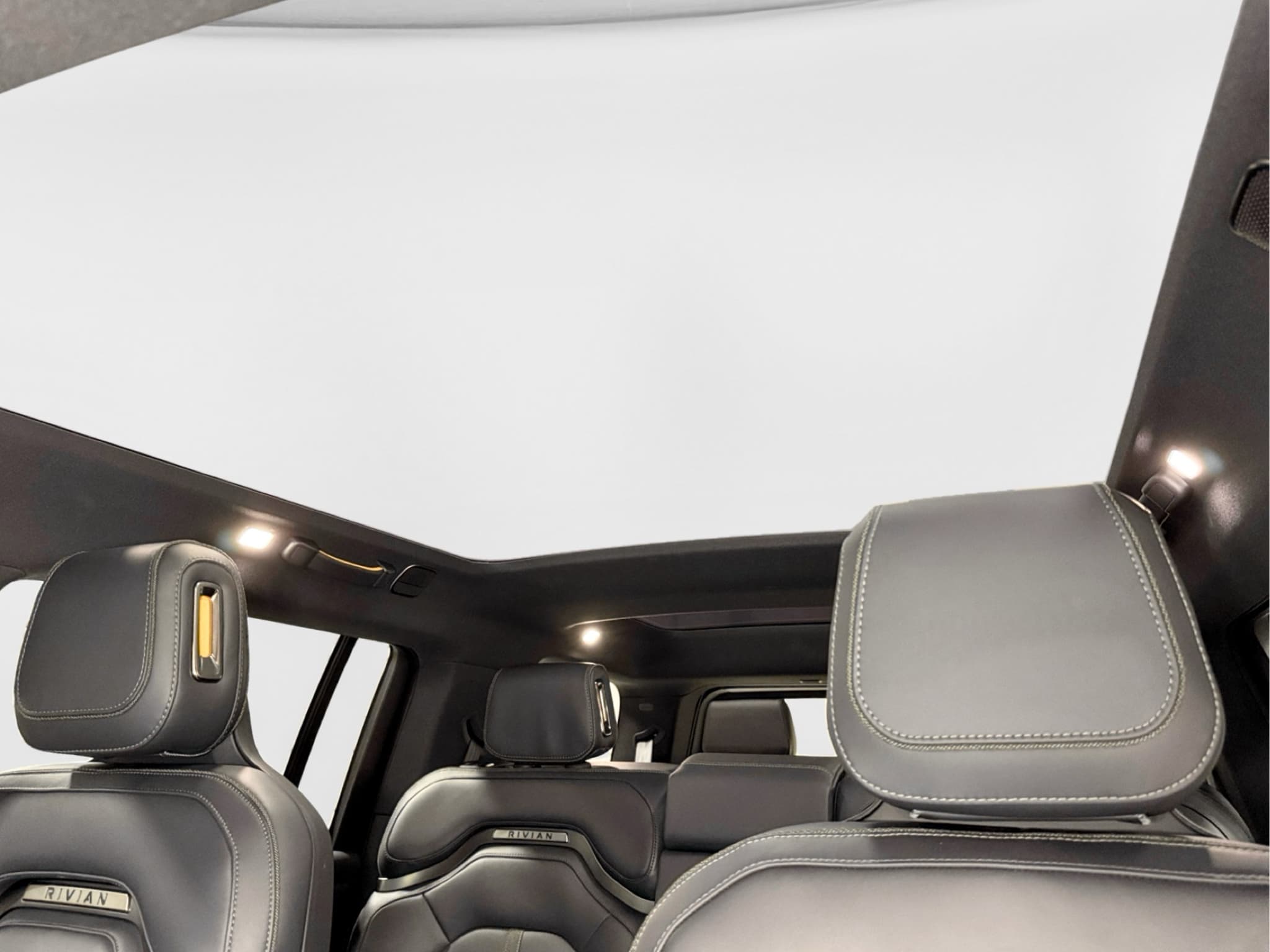 2025 Rivian R1S view 25