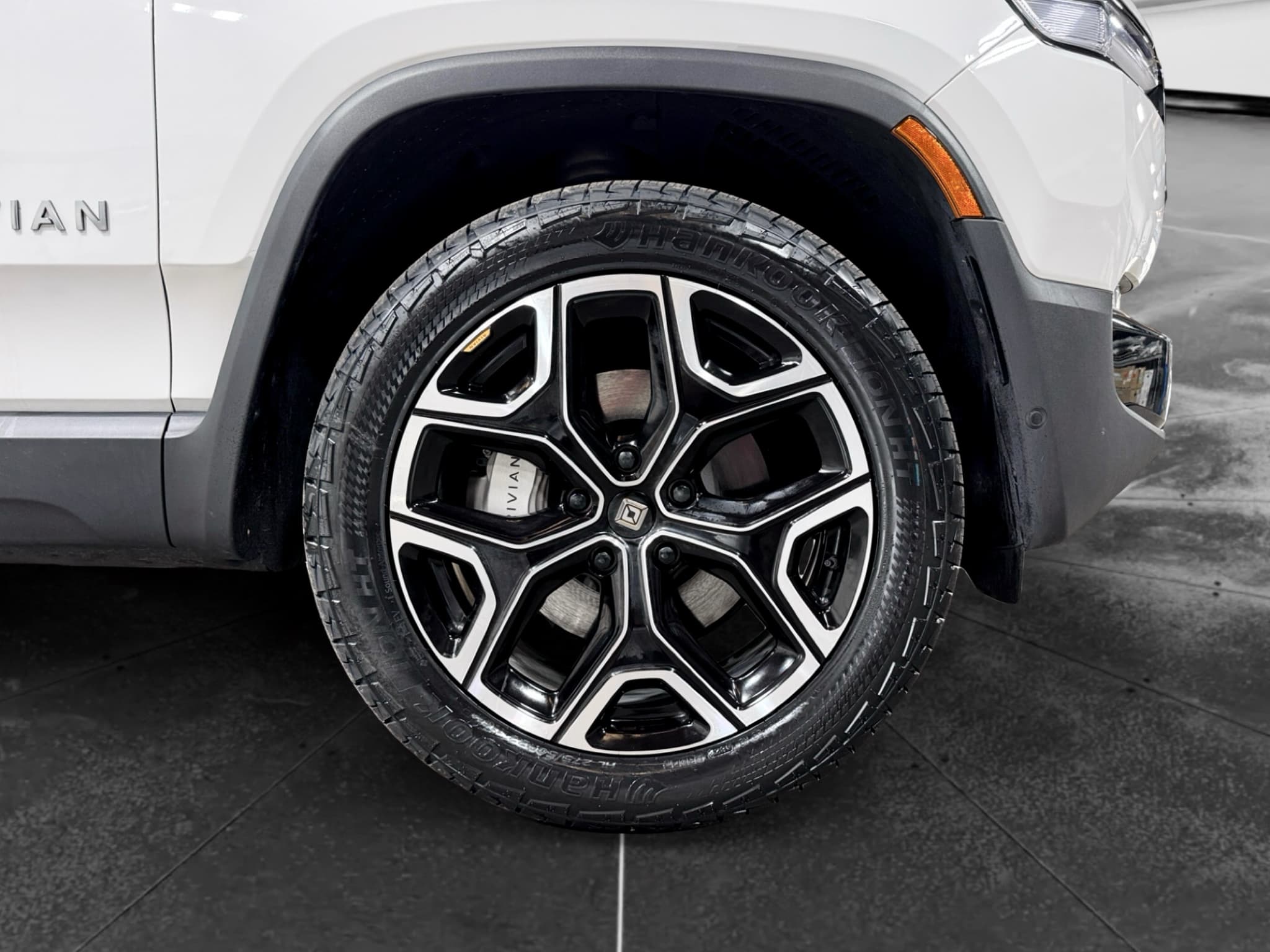 2025 Rivian R1S view 38