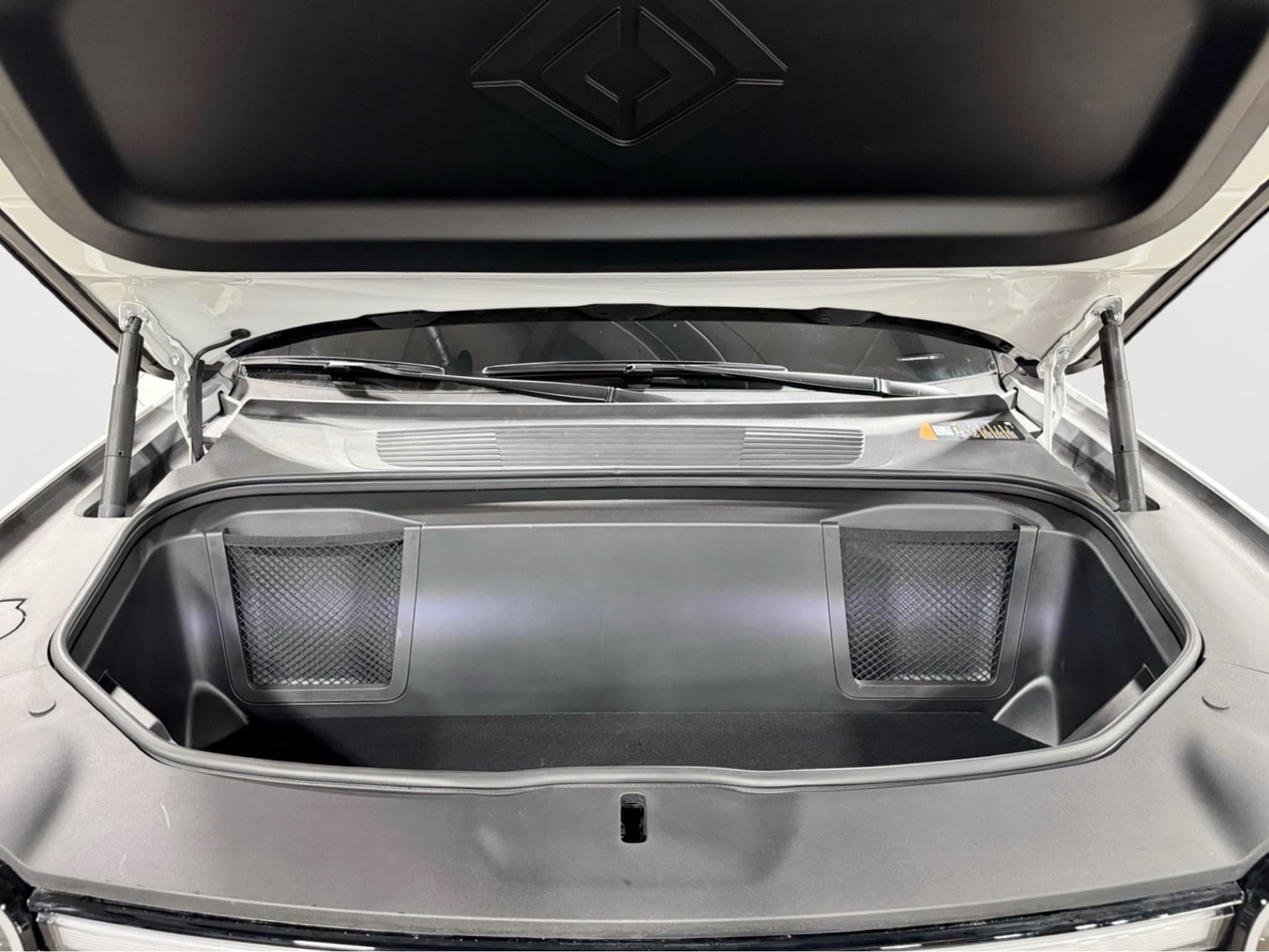 2025 Rivian R1S view 26