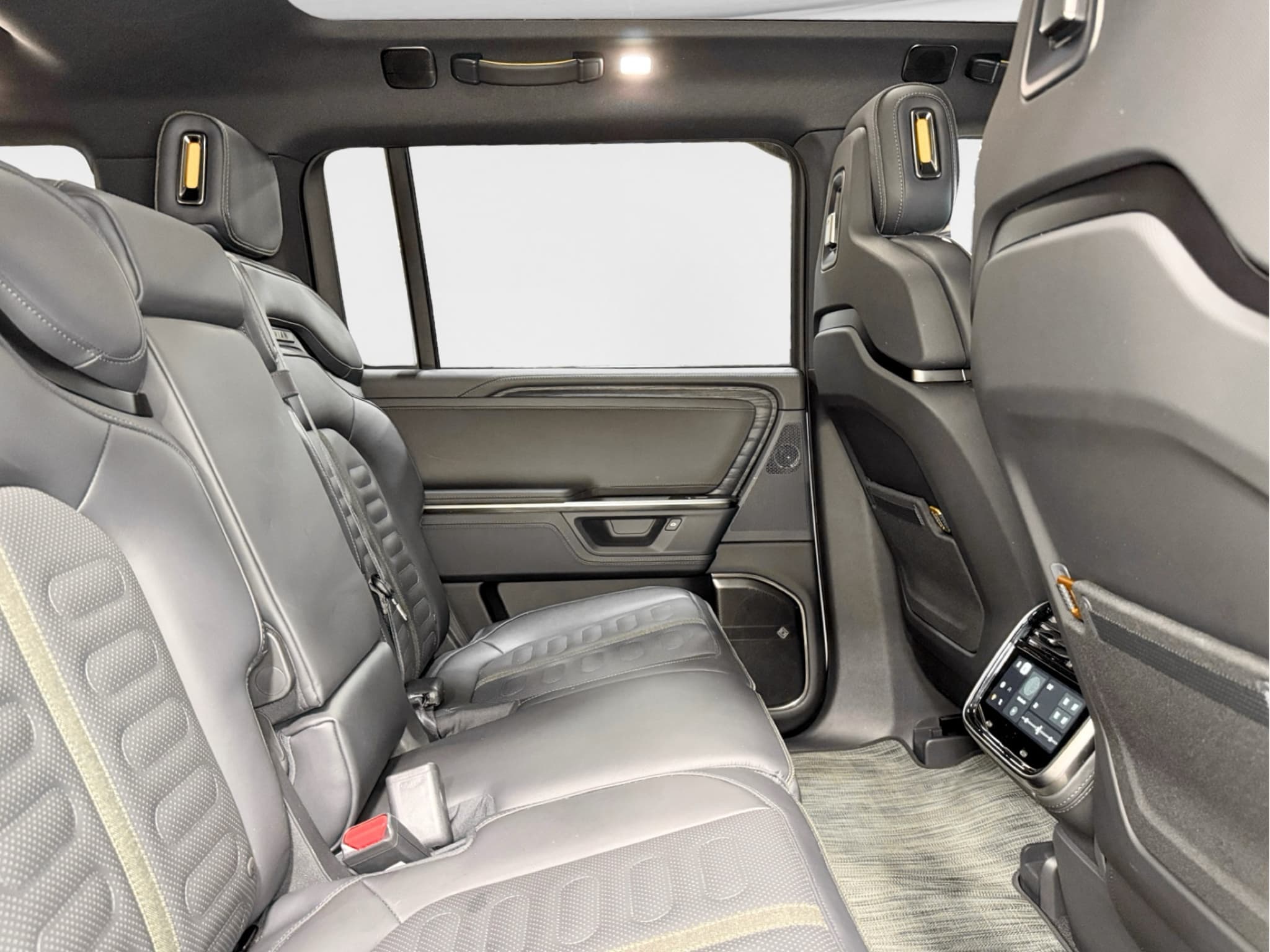 2025 Rivian R1S view 22