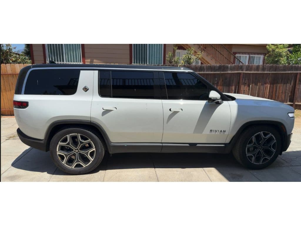 2025 Rivian R1S view 3