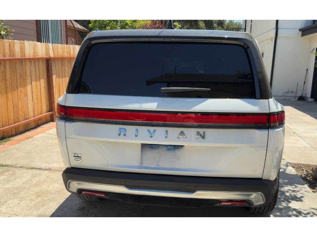 2025 Rivian R1S view 4