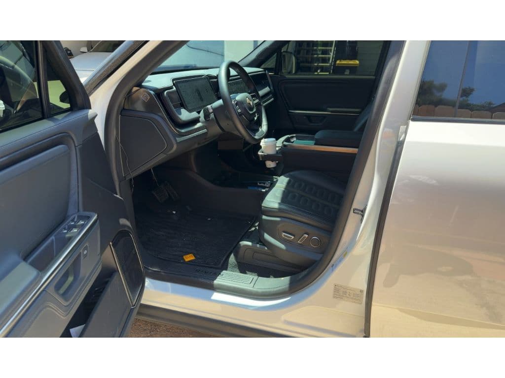 2025 Rivian R1S view 5