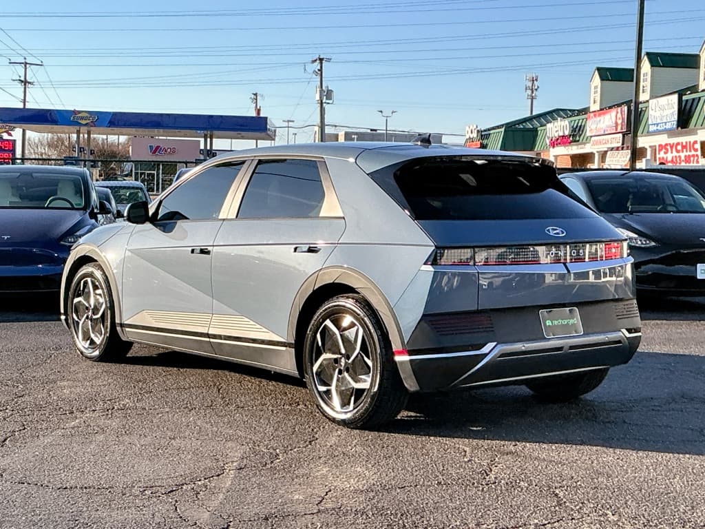 2022 Hyundai IONIQ 5 view 2